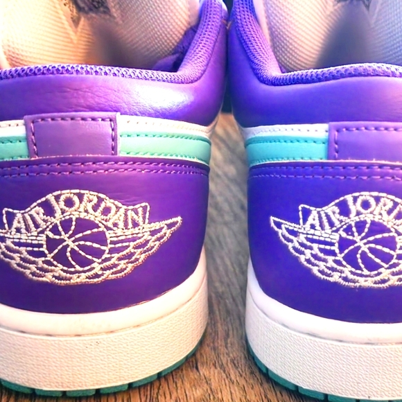 Air Jordan Low 1 - Like New - Picture 3 of 5